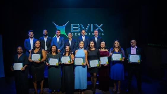 O presidente da BVIX, Edson Calheiros, quarto da esquerda para direita, comemora com os acionistas, cofundador, diretores e colaboradores, o sucesso do empreendimento – Foto: Divulgação